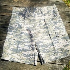 NWOT XL Mens Camio Short w/wide side pockets